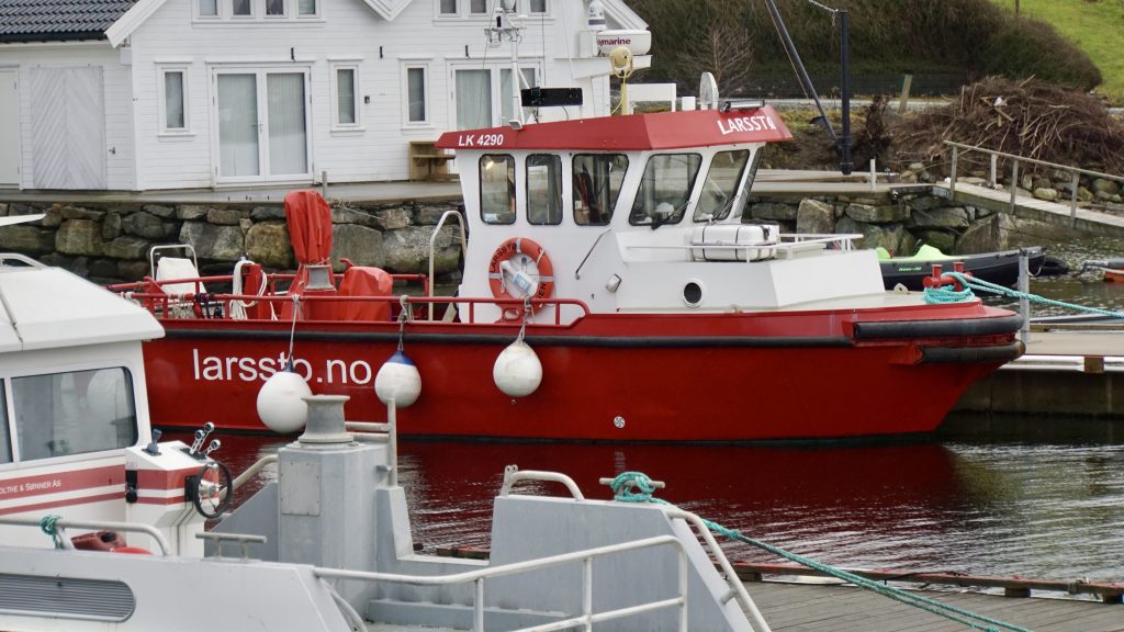 Larsstø LK4290, slepebåt og servicebåt