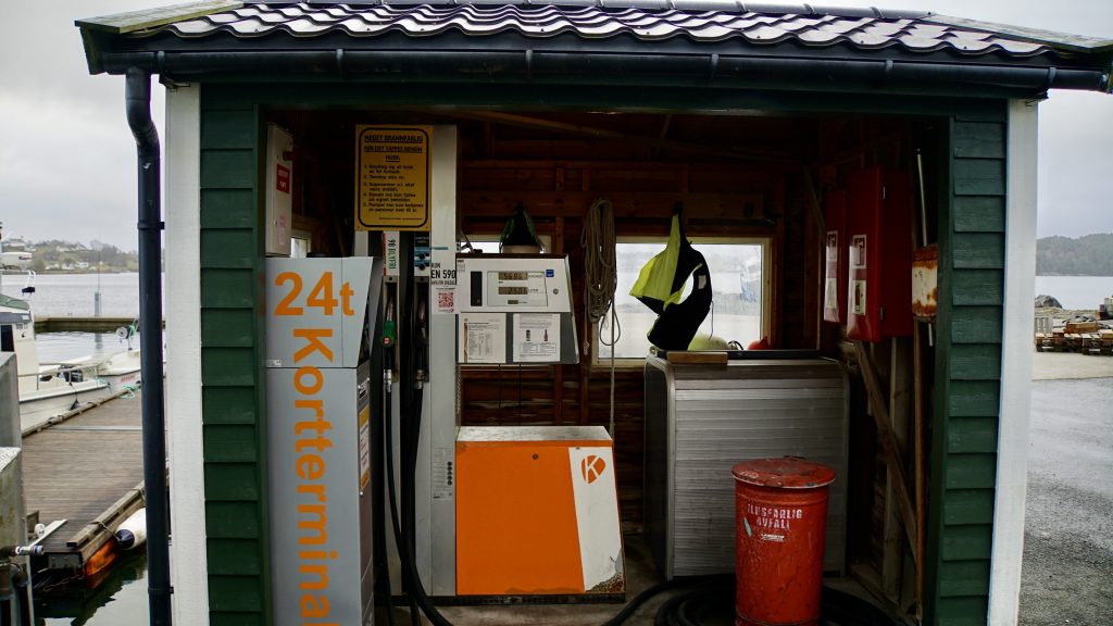Kortautomat, diesel og 98 bensin. Åpen hele døgnet.
