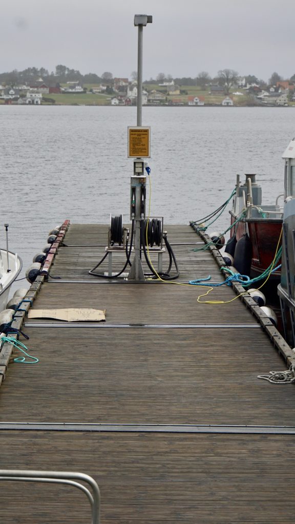 Kort veg til fylling på kaien. Diesel og 98 bensin